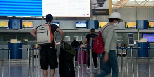 κορωνοϊός επιβάτης με μάσκα σε αεροδρόμιο