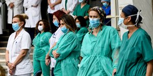 Κορωνοϊός: φωτογραφία από γιατρούς και νοσηλευτές έξω από νοσοκομείο Μεταξά