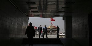 Η σημαία της Τουρκίας στο βάθος μιας σήραγγας