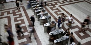 Κόσμος περνά τον έλεγχο εισιτηρίων στο Μετρό