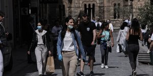 Κόσμος περπατά στην Ερμού