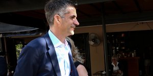 Ο Κώστας Μπακογιάννης με μπλε κοστουμι