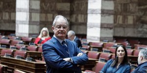 Ο πρόεδρος της Βουλής Κώστας Τασούλας μεταξύ των βουλευτικών εδράνων με τα χέρια σταυρωμένα