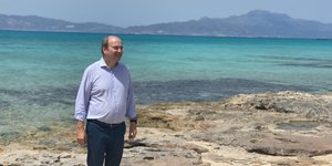 Ο Κωστής Χατζηδάκης στη θάλασσα