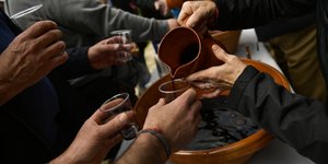 Διαψεύδει το «πάρτι» ο πατέρας της νεαρής