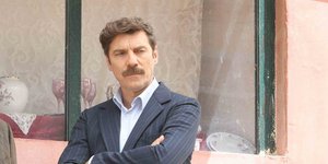 Ο ηθοποιός Γιάννης Στάνκογλου στο ρόλο του Θωμά Κυπραίου στις «Άγριες Μέλισσες»
