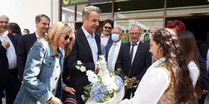 Ο Κυριάκος Μητσοτάκης και η σύζυγος του Μαρέβα στην άφιξη τους στην Σαντορίνη