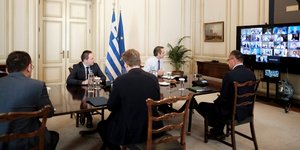 Ο Κυριάκος Μητσοτάκης με στελέχη της κυβέρνησης