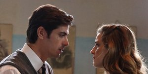 Ο Λάμπρος (Δημήτρης Γκοτσόπουλος) σε τρυφερή σκηνή με τη Λενιώ (Μαρία Κίτσου) σε σκηνή από τις «Άγριες Μέλισσες»