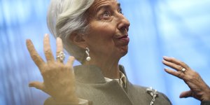 Κριστίν Λαγκάρντ,κοιταζει ψηλά 