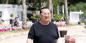 Ο Λευτέρης Πανταζής με γυαλιά και μαύρο T-Shirt