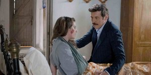 Η Μαρία Κίτσου στο ρόλο της Λενιώς με τον Γιάννη Στάνκογλου (Κυπραίος) στις «Άγριες Μέλισσες»