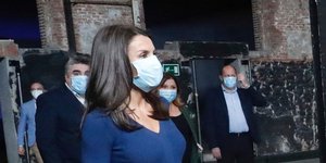 Η βασίλισσα Λετίθια με μπλε φόρεμα /Φωτογραφία: Splashnews/ideal image