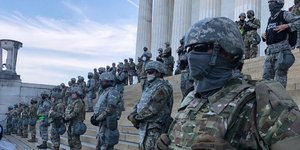 Μασκοφόροι στρατιώτες στο μνημείο Λίνκολν