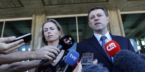 Μαντλίν γονείς μπροστά σε μικρόφωνα