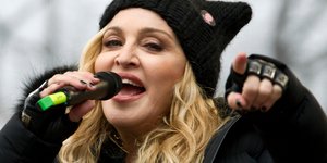 Η Μαντόνα με μαύρο σκούφο