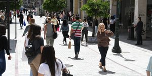 Πολίτες σε εμπορικό δρόμο