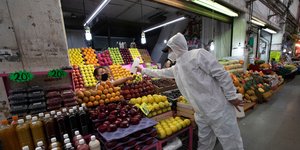 Ανδρας του υγειονομικού σε μανάβικο στο Μεξικό