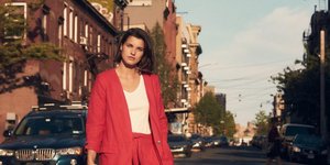 γυναίκα με λινό σακάκι Mango