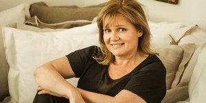 Η Μαρία Καβογιάννη στο σπίτι της με μαύρα ρούχα 