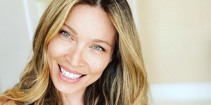 Η Μαριέττα Χρουσαλά χαμογελά και φορά γαλάζιο μπλουζάκι