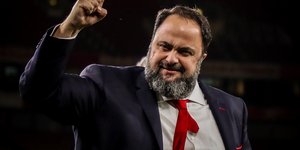 Ο Βαγγέλης Μαρινάκης πανηγυρίζει σφίγγοντας την γροθιά