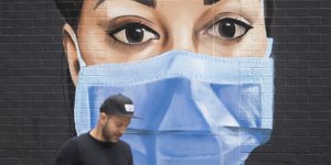 Γκράφιτι νοσοκόμας του NHS με μάσκα για τον κορωνοϊό στη Βρετανία