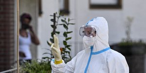 Ειδικοί με μάσκα και στολές για τον κορωνοϊό στη Γερμανία