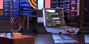 Το έπαθλο του MasterChef 4 πλάι σε βαλίτσα με επαγγελματικά μαχαίρια