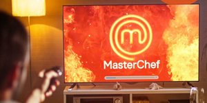 Άνδρας παρακολουθεί MasterChef 4