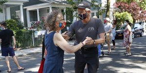 Ζευγάρι κάνει μαθήματα χωρού σε δρόμο της Νέας Υόρκης, φορώντας μάσκες προστασίας από τον κορωνοϊό