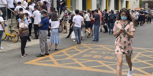 φορεμα μασκα αθλητικα και κόσμος