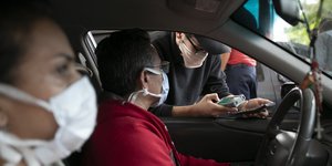 Με μάσκες στο αυτοκινητο