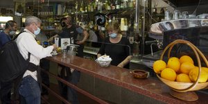 με μασκες στο μπαρ 