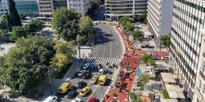 Πανοραμική άποψη του δρόμου στην κάτω πλευρά της πλατείας Συντάγματος