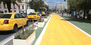Μεγάλος Περίπατος της Αθήνας ζαρντινιέρες στην Πανεπιστημίου