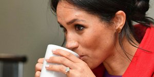 Η Μέγκαν Μαρκλ με ένα λευκό φλιτζάνι