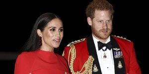 Η Μέγκαν Μαρκλ με κόκκινο φόρεμα και ο πρίγκιπας Χάρι