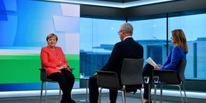 Η Ανγκελα Μέρκελ δίνει τηλεοπτική συνέντευξη