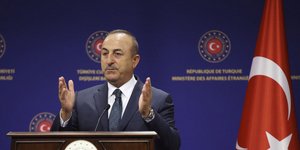 Ο Μεβλούτ Τσαβούσογλου σε δηλώσεις του μαζί με τον Ιταλό ομόλογό του Λουίτζι Ντι Μάιο