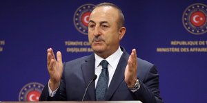 Ο Μεβλούτ Τσαβούσογλου σε δηλώσεις του με τον Ιταλό ομόλογό του Λουίτζι Ντι Μάιο