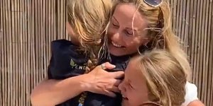 Μητέρα αγκαλιάζει τις κόρες της σφιχτά 