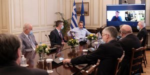 Σύσκεψη Κυριάκου Μητσοτάκη με επιστήμονες στο Μέγαρο Μαξίμου