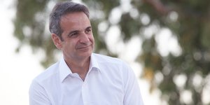 Κυριάκος Μητσοτάκης λευκο πουκάμισο