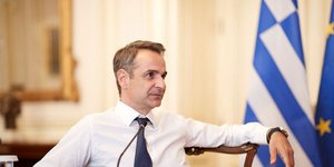 Ο Κυριάκος Μητσοτάκης σε τηλεδιάσκεψη από το Μαξίμου με λευκό πουκάμισο