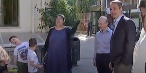 Πιτσιρικάς κάνει πως... λιποθυμάει μόλις ακούει για τον πρωθυπουργό Κυριάκο Μητσοτάκη