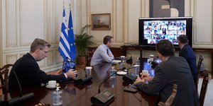 Υπουργικό συμβούλιο με τηλεδιάσκεψη υπό τον Μητσοτάκη