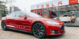 Μια κατακόκκινη ηλεκτροκίνητη Tesla