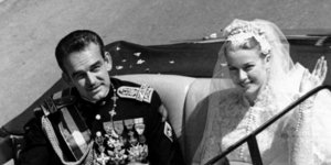 πρίγκιπας Ρενιέ του Μονακό και Γκρέις Κέλι σε αυτοκίνητο την ημέρα του γάμου τους