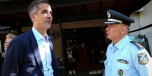 Κώστας Μπακογιάννης μιλά με αστυνομικο